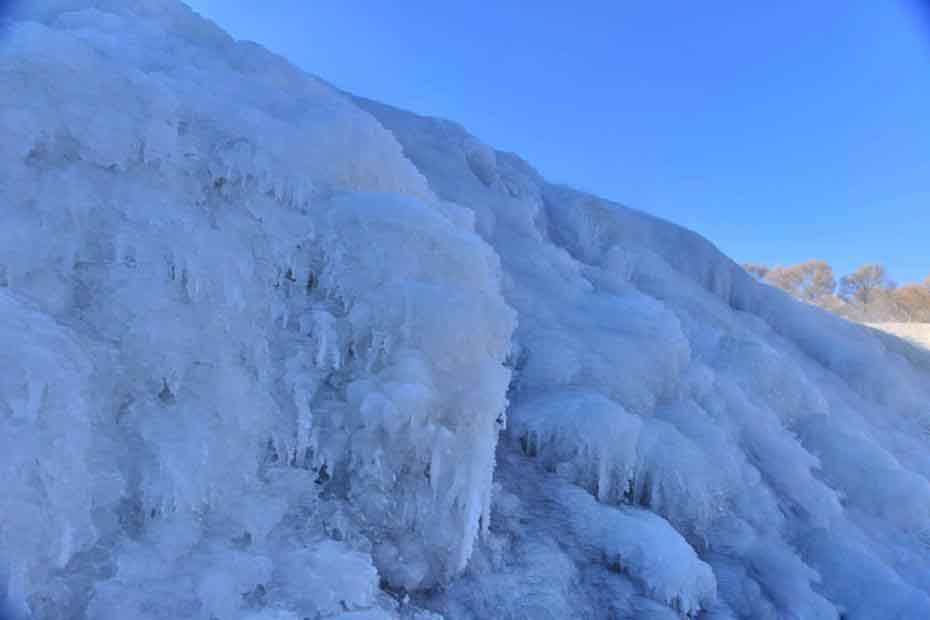 甘肃肃南冬日冰瀑璀璨 成冰雪“童话镇”